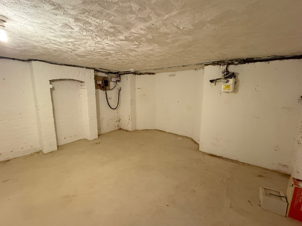 Lot: 98 - HOUSE IN NEED OF IMPROVEMENT - Cellar in House in Need of Improvement